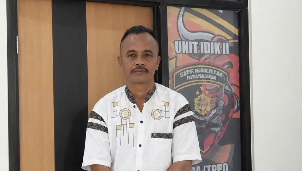 TUNGGU KEPASTIAN: Abd. Azis selaku kakak korban berfoto di ruang Satreskrim Polres Pamekasan, Senin (20/4).