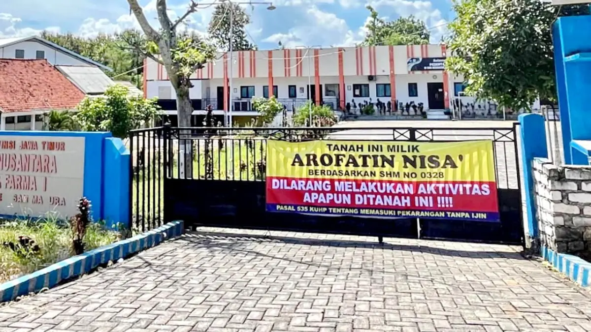 BERSENGKETA: SMK Kesehatan Nusantara Pamekasan disegel dan terlihat tanpa aktivitas kegiatan belajar mengajar, Sabtu (16/5). (M. KHOLIL RAMLI/JPRM)