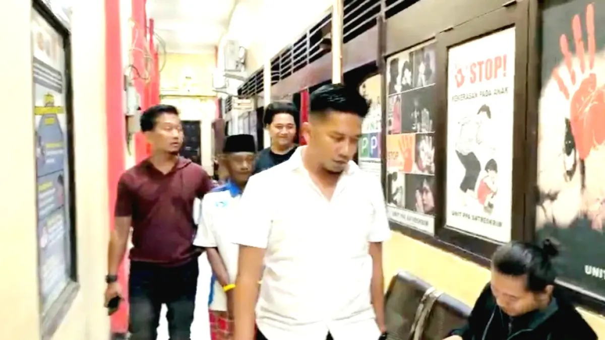 BIADAB: Polisi menggiring pelaku tindak pidana pencabulan ke Mapolres Bangkalan, Jumat (15/6). (POLRES BANGKALAN UNTUK JPRM)