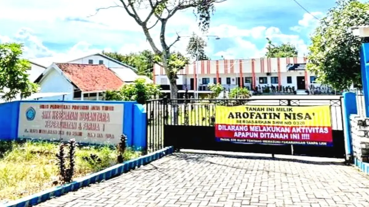 Penyegelan sepihak gedung SMK Kesehatan Nusantara Pamekasan.