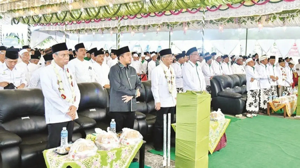 BERWIBAWA: Ketum PBNU KH Yahya Cholil Staquf (tiga dari kiri) didampingi Bupati Sumenep Achmad Fauzi Wongsojudo (baju hitam) dan jajaran lainnya saat menghadiri pelantikan pengurus PCNU Sumenep di Pesantren Al-Karimiyyah, Sabtu (16/5). (PROKOPIM SUMENEP UNTUK JPRM)