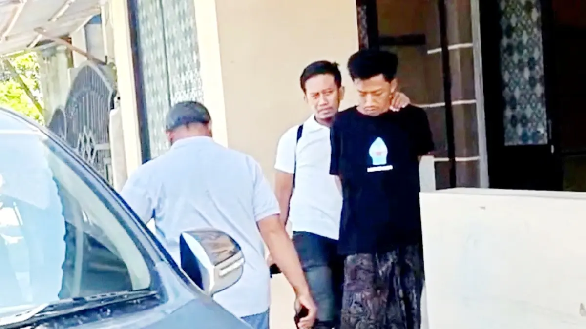 PELAKU KRIMINAL: Anggota Opsnal Polres Bangkalan mengamankan pelaku pencurian di Desa Telang, Kecamatan Kamal, Jumat (15/6). (POLRES BANGKALAN UNTUK JPRM)