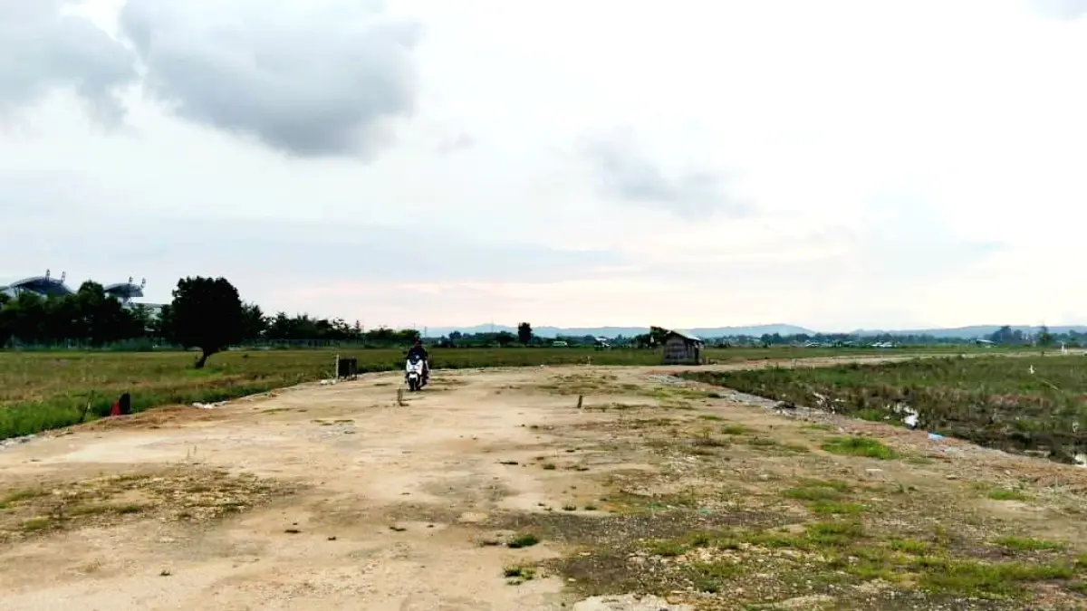 PROYEK LANJUTAN: Lokasi proyek Jalan Lingkar Bandara di Desa Kacongan Kecamatan Kota Sumenep, Sabtu (16/5). (MOH. IQBAL/JPRM)