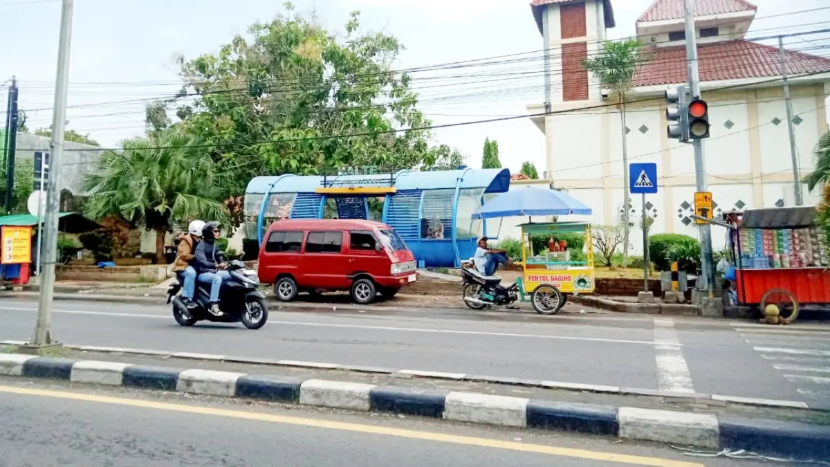 RAMAI: Sejumlah MPU terparkir di depan halte Trans Jatim di Jalan Pemuda Kaffa, Bangkalan, pada Sabtu (16/5). (YUSRIL DENNY MAHENDARTO/JPRM)