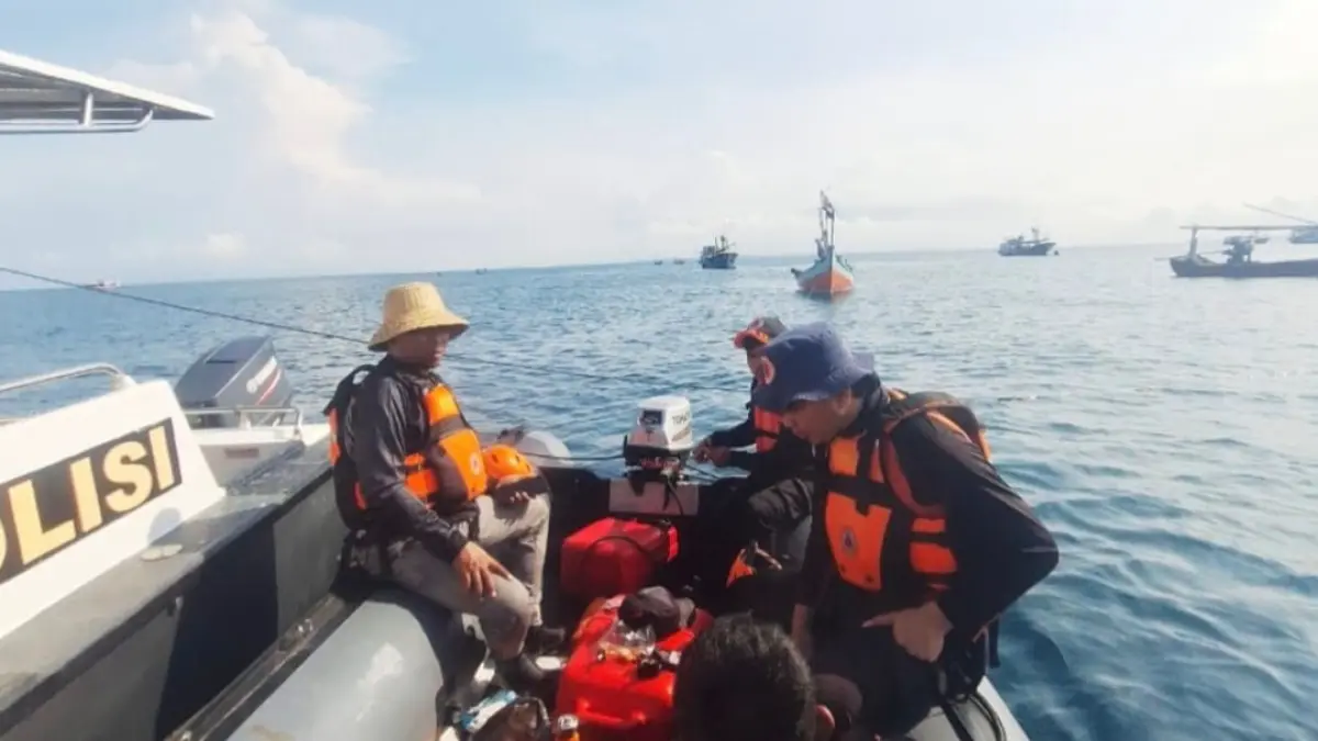 SIGAP: Tim BPBD Sampang saat melakukan pencarian korban Jumail di perairan Pulau Mandangin, Minggu (17/5). (BPBD SAMPANG FOR RM)