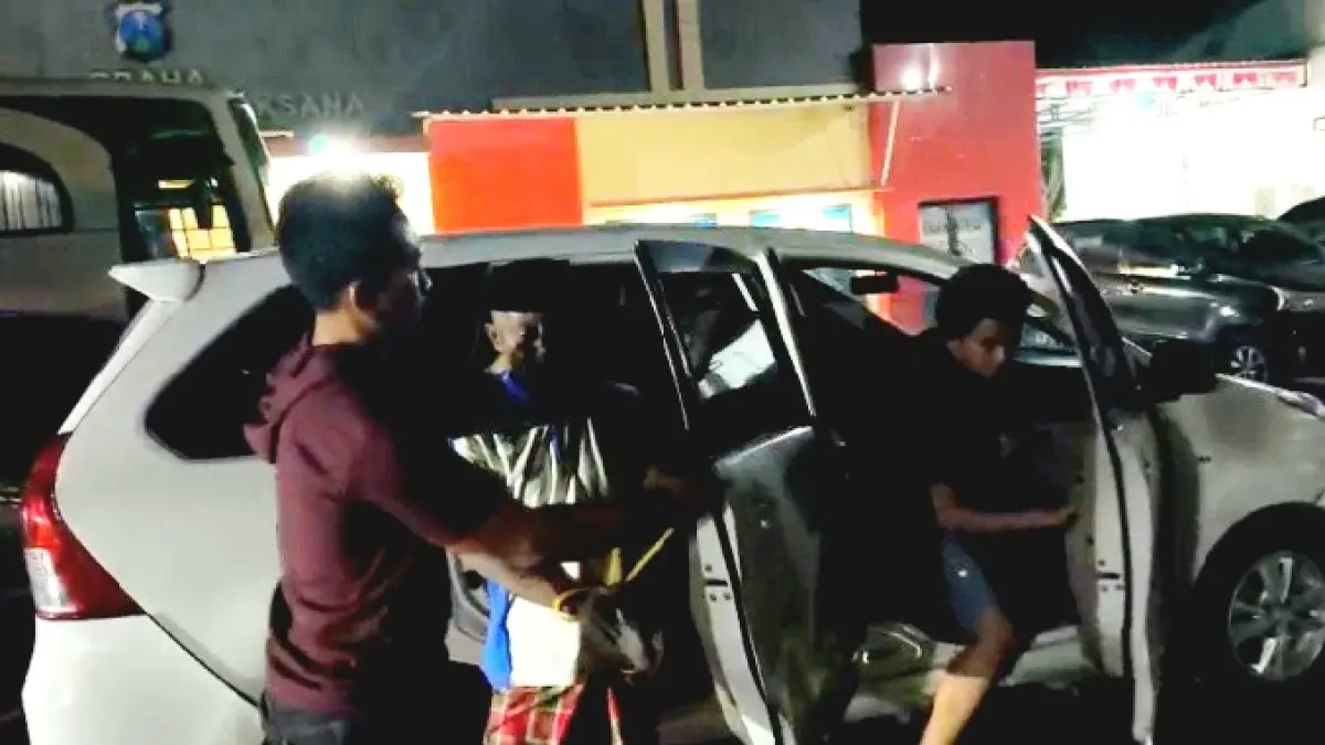 TAK BERKUTIK: Polisi menggiring terduga pelaku tindak asusila berinisial AD di Mapolres Bangkalan, Jumat (15/5). (POLRES BANGKALAN UNTUK JPRM)