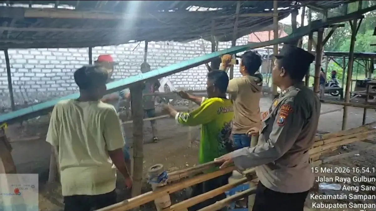 DITERTIBKAN: Anggota Polsek Kota Sampang saat menertibkan lapangan kelereng di Desa Aeng Sareh, Kecamatan Kota Sampang, Jumat (15/5) sore.