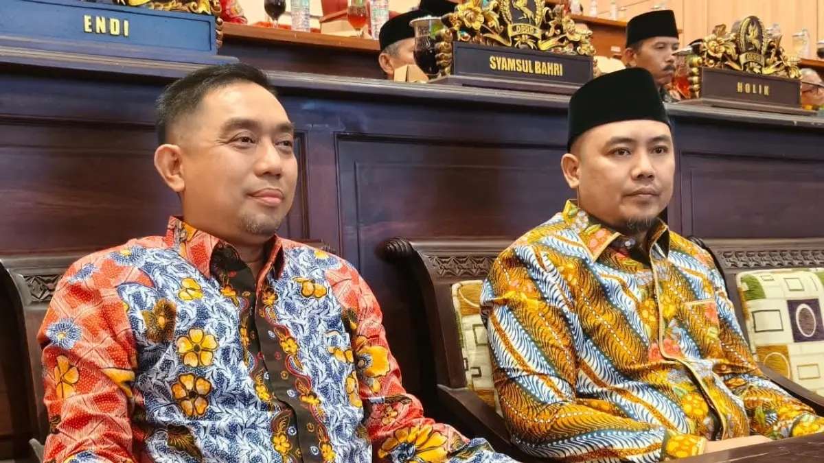 FOKUS: Anggota Komisi I DPRD Sumenep Hairul Anwar saat mengikuti rapat paripurna di kantor dewan.