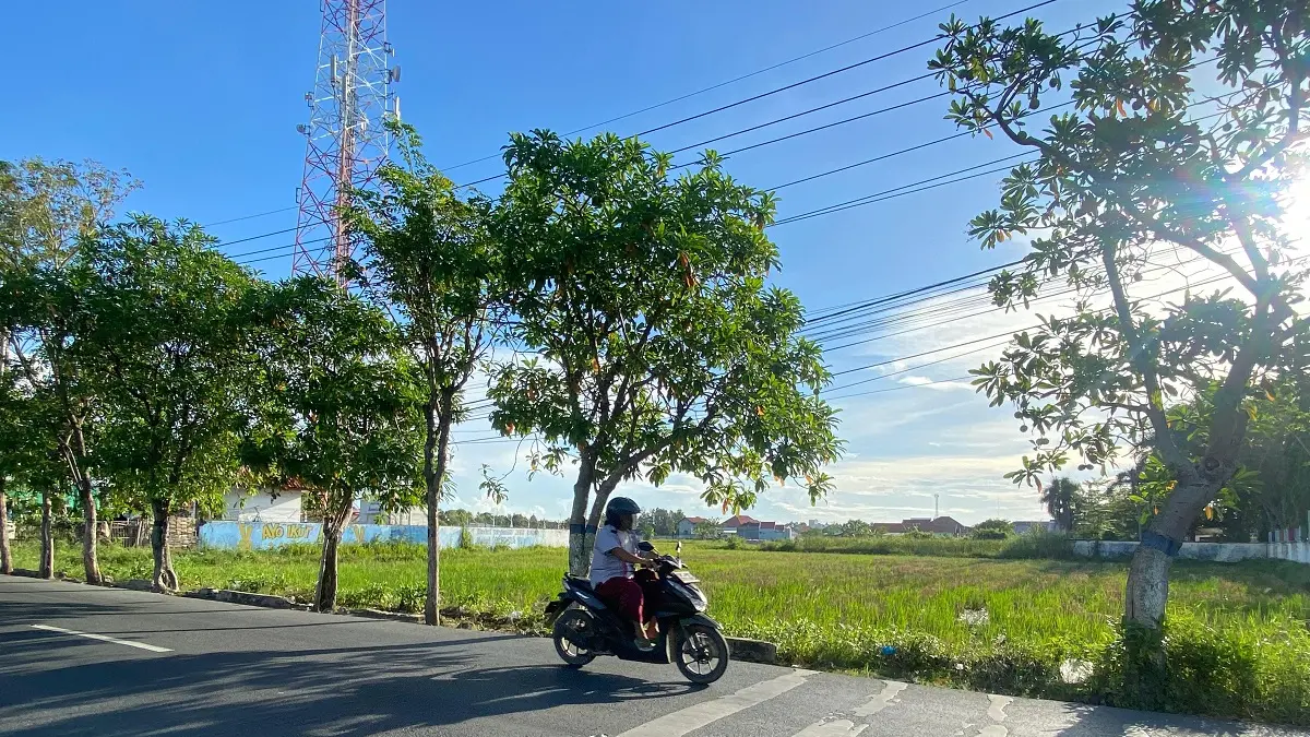 INFRASTRUKTUR: Pengendara motor melintas di Jalan Raya Jamaludin, Kamis (14/5)