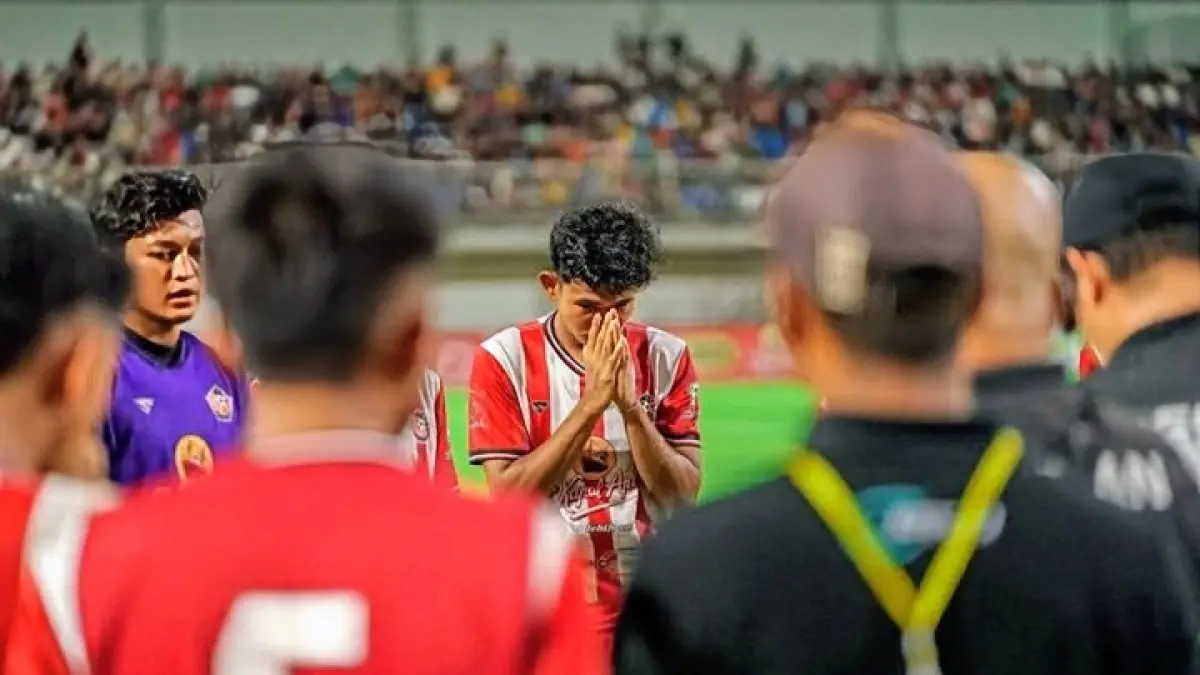 KHUSYUK: Pemain dan ofisial berdoa di sela-sela pertandingan final melawan Pasuruan United, Minggu (15/2).