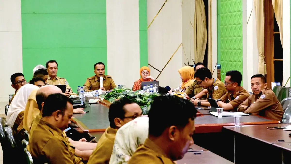LUGAS: Bupati Bangkalan Lukman Hakim menyampaikan sambutan dalam acara FGD Pembinaaan Inovasi, Senin (18/5). (VIVIN AGUSTIN HARTONO/JPRM)
