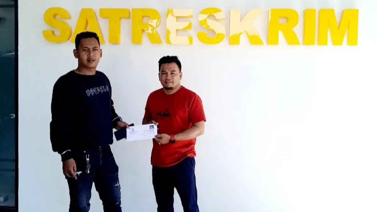 PELAPOR: Iklal Iljas Husain (kaus merah) melakukan dumas Korwil BGN Hariyanto ke Polres Pamekasan, Jumat (8/5). (M. KHOLIL RAMLI/JPRM)