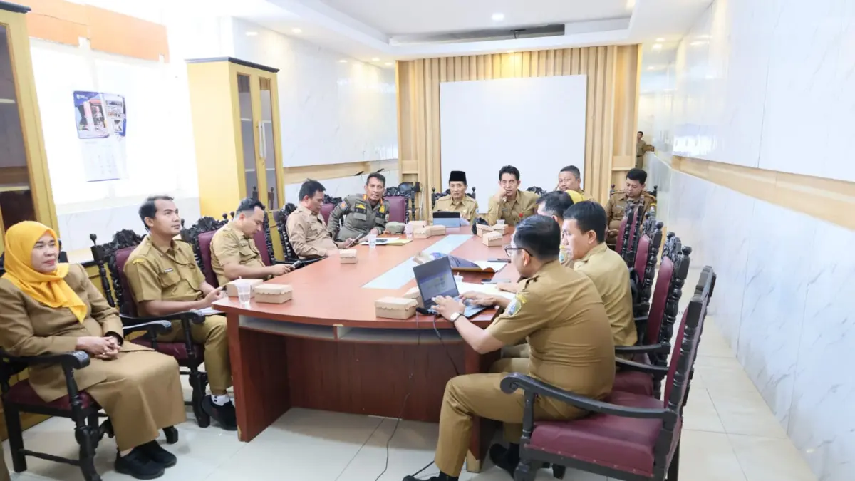 PENEGAKAN: Satgas MBG Sampang saat melakukan rapat di aula Pemkab Trunojoyo Senin (11/5).