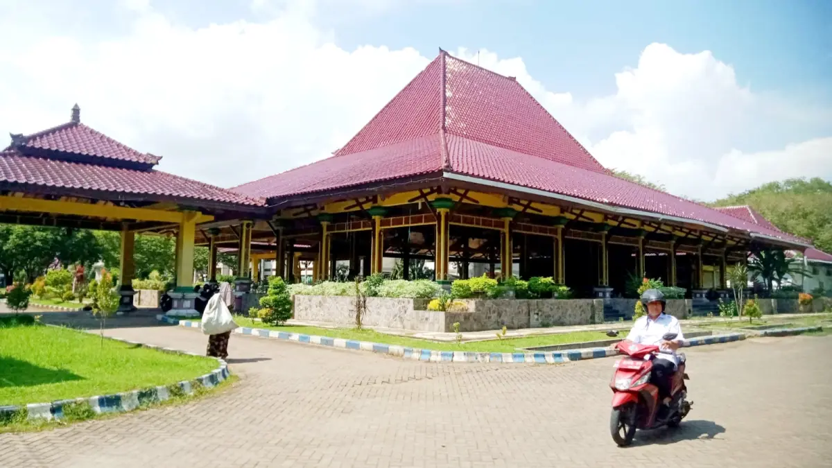PUSAT PEMERINTAHAN: Pegawai hendak keluar dari kantor Pemkab Bangkalan pada Rabu (6/5). (YUSRIL DENNY MAHENDARTO/JPRM)