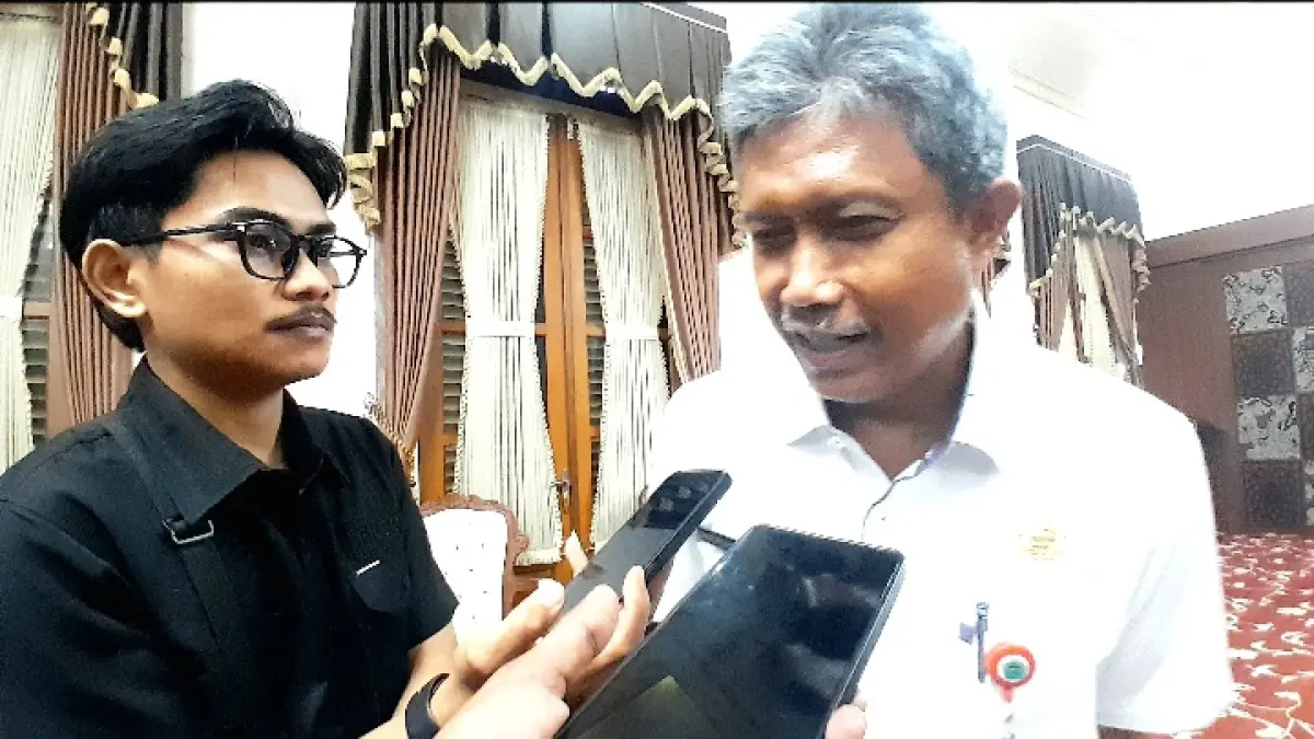 TEGAS: Sekkab Pamekasan Taufikurrachman saat doorstop dengan media di Peringgitan Dalam Pendopo Ronggosukowati, Rabu (13/5). (M. KHOLIL RAMLI/JPRM)