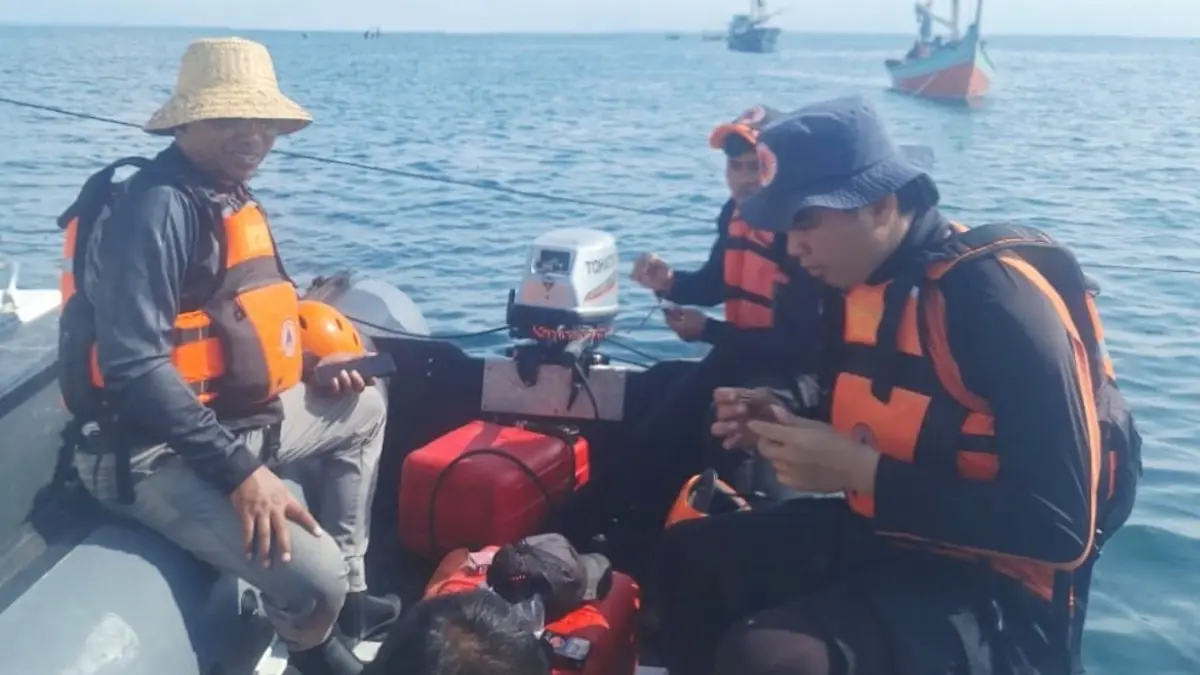 SIGAP: Tim BPBD Sampang saat melakukan pencarian korban Jumail di laut Pulau Mandangin, Minggu (17/5).