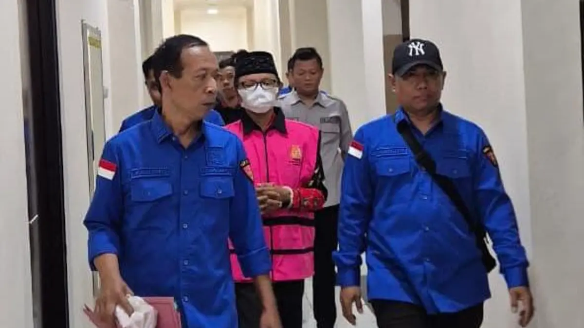 TAK BERKUTIK: Kepala Desa Pragaan Daya Imrah saat ditahan penyidik di kantor Kejaksaan Negeri Sumenep, Kamis (23/4).