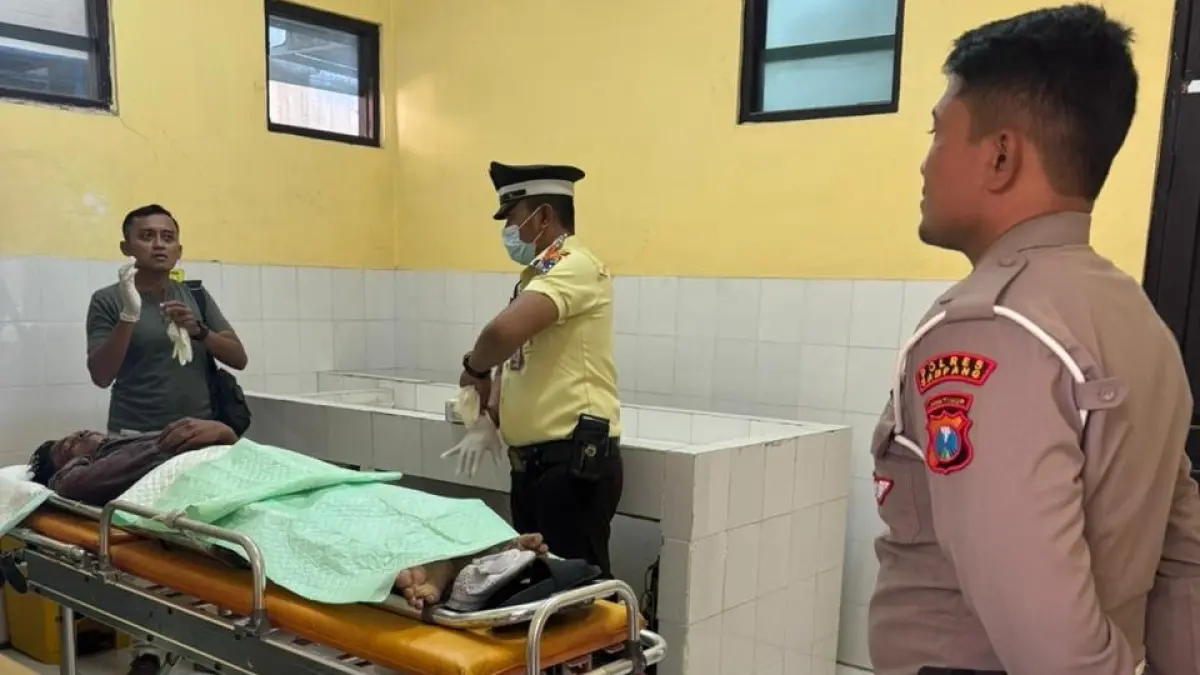 TEWAS: Petugas melakukan pengecekan mayat M. Aldi di kamar mayat RSMZ Sampang, Jumat (15/5).