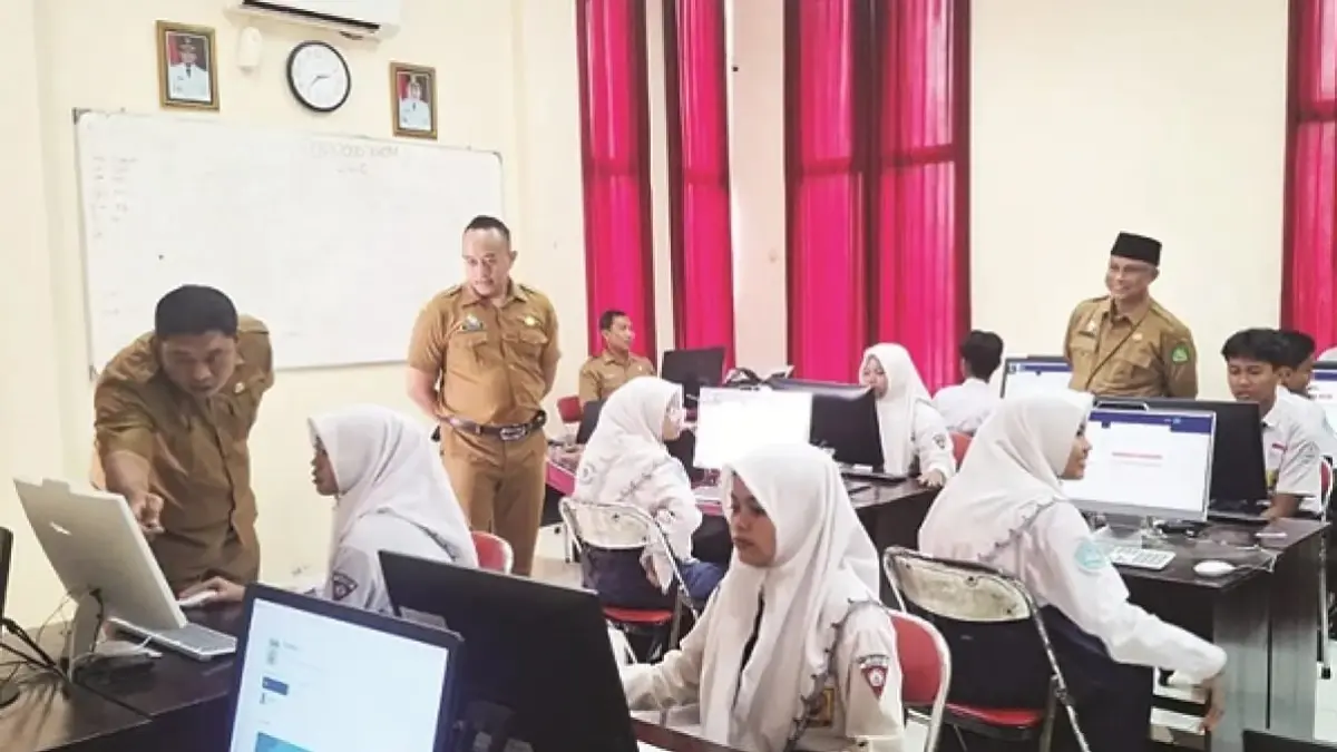TURUN LANGSUNG: Kepala Dispendik Sumenep Moh. Iksan saat memantau pembelajaran siswa di SMPN 3 Sumenep.