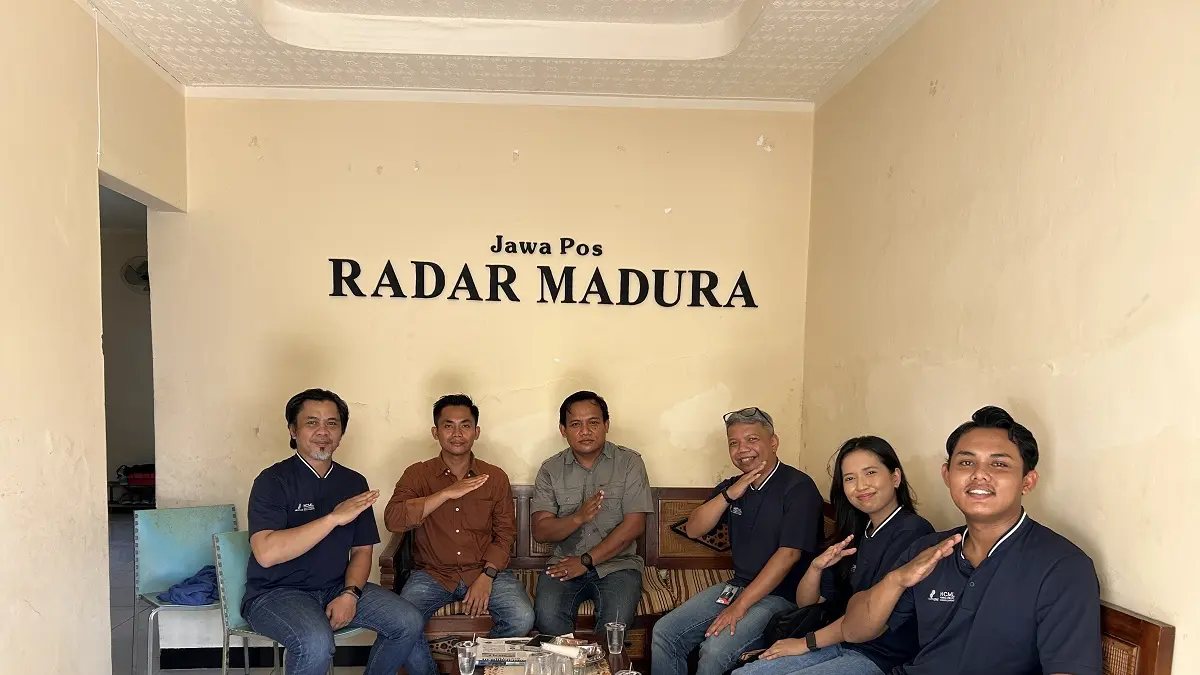 BERSINERGI: Coordinator Site Relations HCML Angga Nugraha (tiga dari kanan) dan timnya berpose bersama dengan Kepala JPRM Biro Sampang Fathorrahman (empat dari kanan) didampingi Waka JPRM Biro Sampang Darul Hakim (dua dari kiri) saat berkunjung ke kantor JPRM Biro Sampang, Senin (18/5).