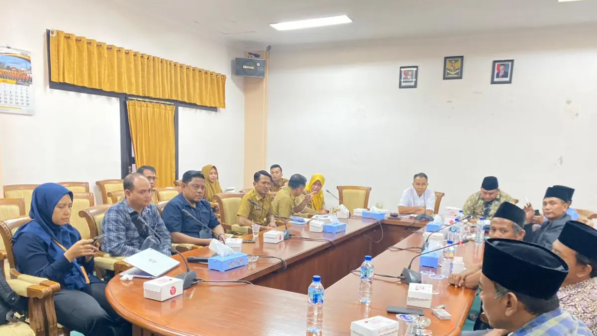 AUDENSI:&nbsp; Komisi II DPRD Sampang saat menerima audiensi Forum Masyarakat Camplong dengan PT Garam Persero di kantor dewan, Senin (18/5).