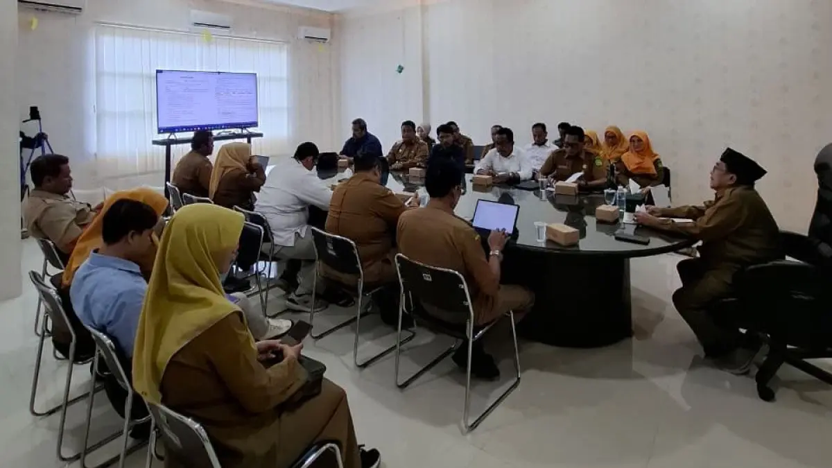 BERJALAN LANCAR: Wakil Bupati Sumenep KH Imam Hasyim (kanan) saat memimpin rapat pengendalian inflasi di kantor pemkab, Senin (18/5).