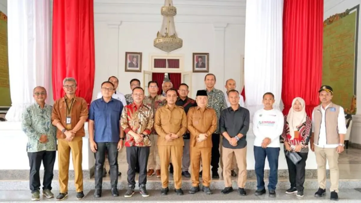BERSINERGI: Bupati Bangkalan Lukman Hakim dan wakilnya Moch. Fauzan Ja’far foto bersama dengan pimpinan SMI di Pendopo Agung usai melakukan pertemuan kemarin.
