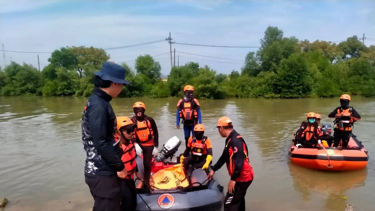 DIEVAKUASI: Tim BPBD Sampang saat mengevakuasi korban Jumail di sungai Pangarengan sebelum dibawa ke RSMZ, Senin (18/5).