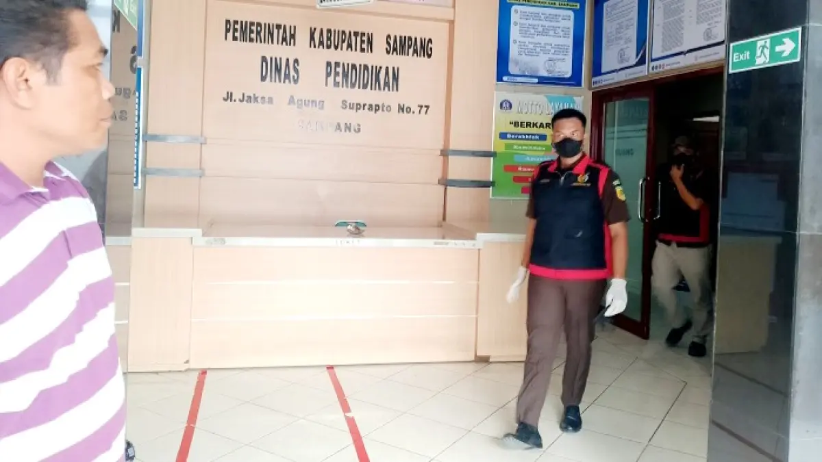 DIGELEDAH: Pegawai Kejari Sampang saat melakukan penggeledahan di kantor Dispendik Sampang, Senin (22/12/2025). (UBAIDILLAHIR RA’IE/JPRM)