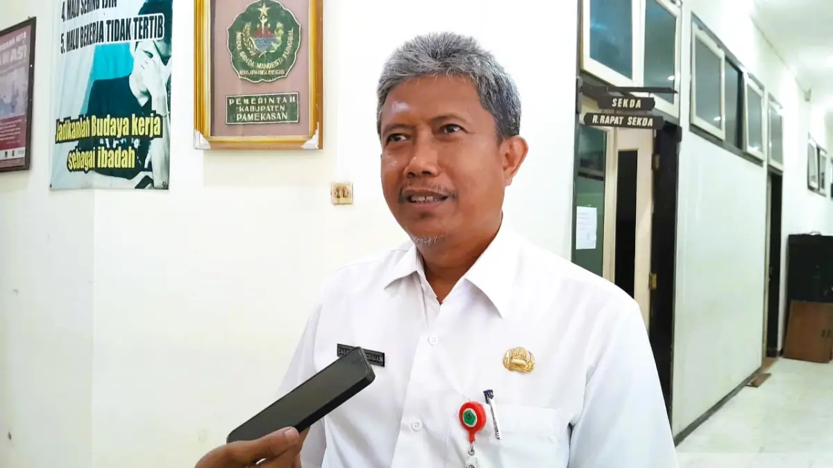 DOORSTOP: Sekkab Pamekasan Taufikurrachman saat wawancara dengan awak media di kantornya.