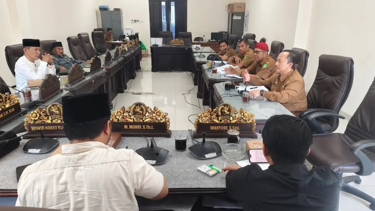 FOKUS: Pansus saat melakukan pembahasan Raperda Pengeloalaan Barang Milik Daerah di Kantor DPRD Sumenep.&nbsp;