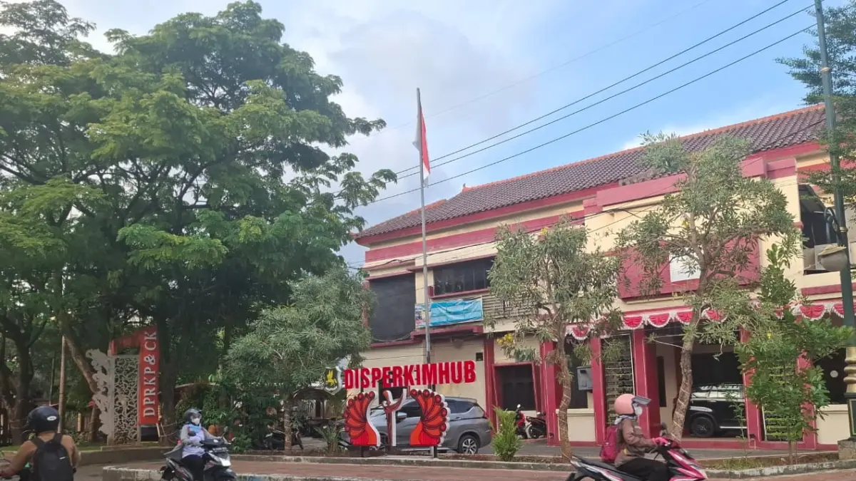 KANTOR PEMERINTAHAN: Masyarakat melintas di depan kantor Disperkimhub Sumenep, di Desa Kolor, Kecamatan Kota Sumenep, Kamis (14/5).&nbsp;