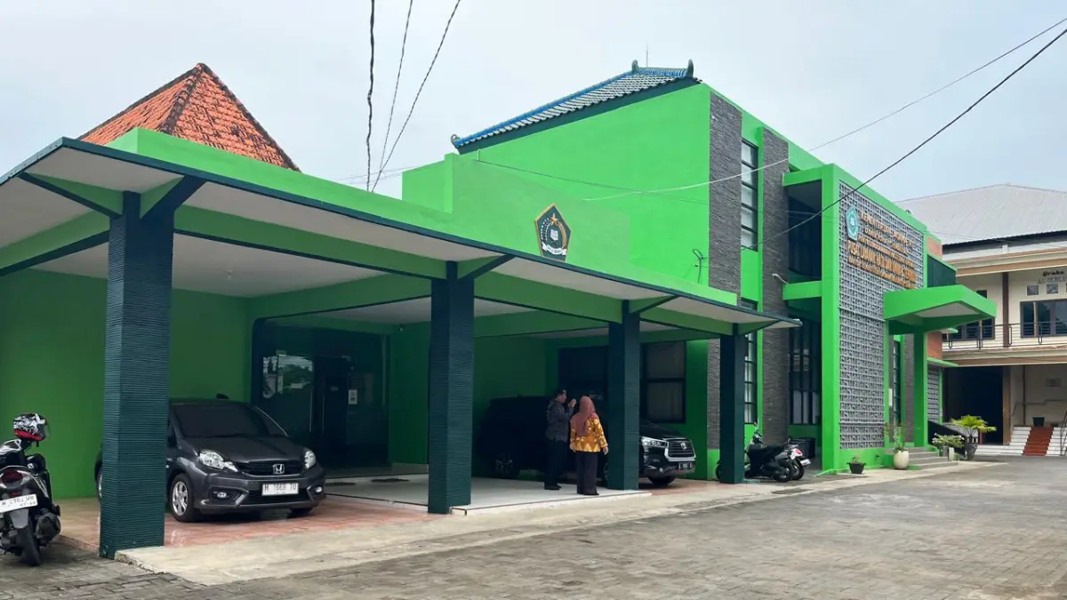 LENGANG: Pegawai berada di halaman kantor Kementerian Agama di Jalan KH Agus Salim, Desa Pamolokan, Kecamatan Kota, Senin (30/3).&nbsp;