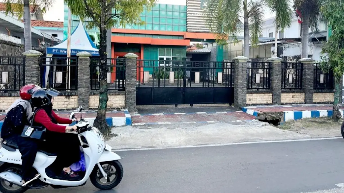 MEGAH: Pengendara melintas di depan kantor PT Sumekar, Kelurahan Bangselok, Kecamatan Kota Sumenep, Senin (18/5). (MOH. IQBAL/JPRM)