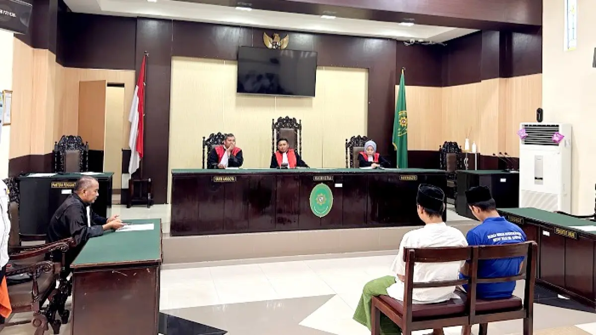 MELANGGAR HUKUM: Terdakwa Salamin (kiri) dan Sniwi atau Herman mengikuti sidang tuntutan di persidangan Pengadilan Negeri Sampang Senin (18/5). (UBAIDILLAHIR RA’IE/JPRM)
