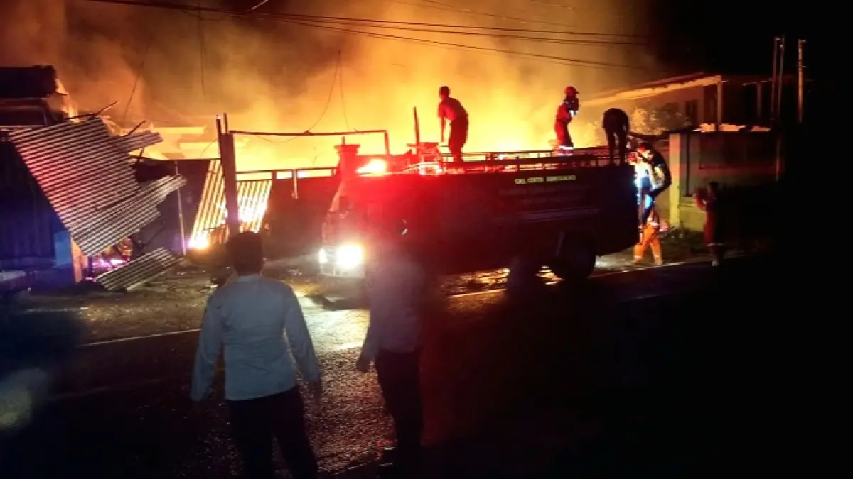 MUSIBAH: Gudang kayu dan toko bangunan di Dusun Bakong, Desa Batukerbuy, Kecamatan Pasean, Pamekasan, ludes dilalap api Senin (18/5) dini hari. (POLRES PAMEKASAN UNTUK JPRM)