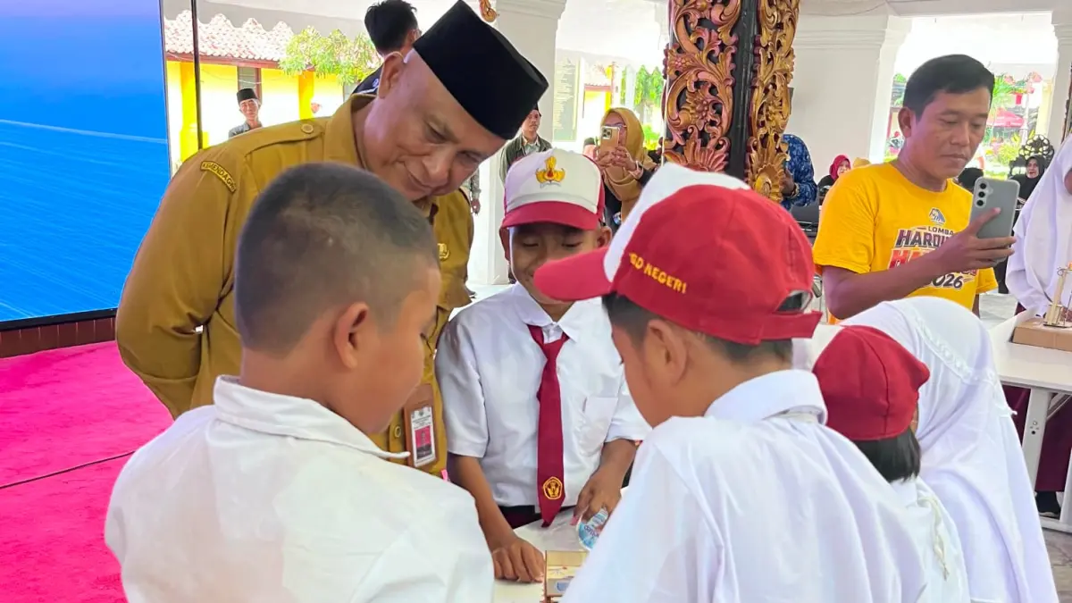 RAMAH: Kepala Dispendik Moh. Iksan saat memantau langsung pelaksanaan lomba Unplugged Coding di Pendopo Keraton Sumenep, Senin (18/5).
