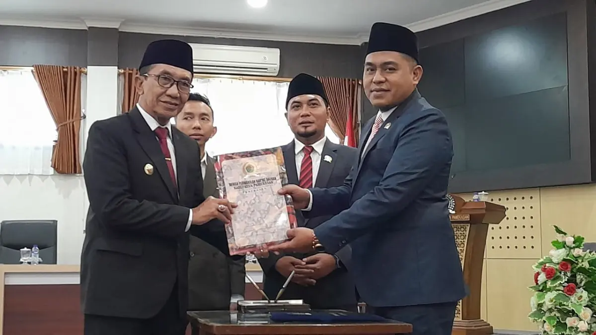 SAHAJA: Ketua DPRD Pamekasan Ali Masykur menyerahkan dokumen rekomendasi terhadap perbaikan penyelenggaraan pemerintah daerah kepada Bupati KH Kholilurrahman pada sidang paripurna, Senin (18/5)