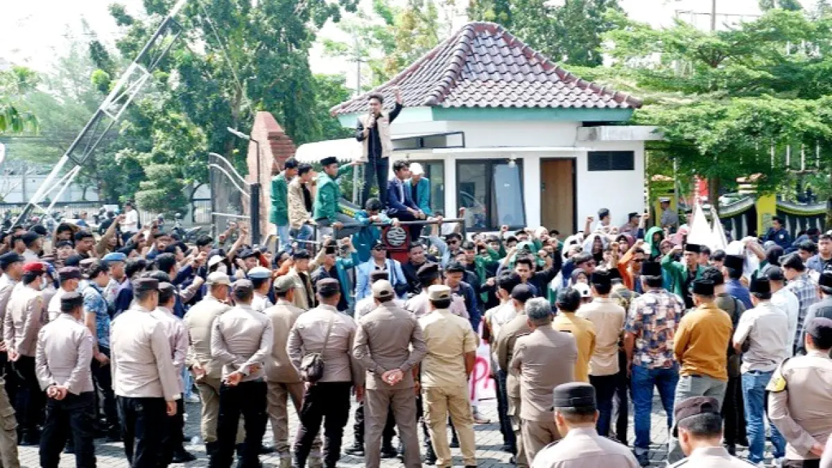 SAMPAIKAN ASPIRASI: Puluhan mahasiswa Bangkalan melakukan aksi unjuk rasa di kantor DPRD Bangkalan Senin (18/5). (VIVIN AGUSTIN HARTONO/JPRM)