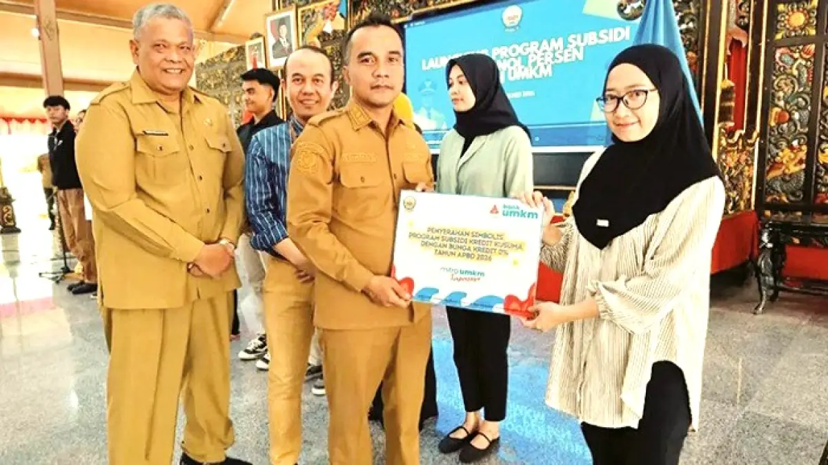 SIMBOLIS: Bupati Bangkalan Lukman Hakim menyerahkan program subsidi bunga nol persen kepada pelaku UMKM di Pendopo Agung Senin (18/5). (PROKOPIM UNTUK JPRM)