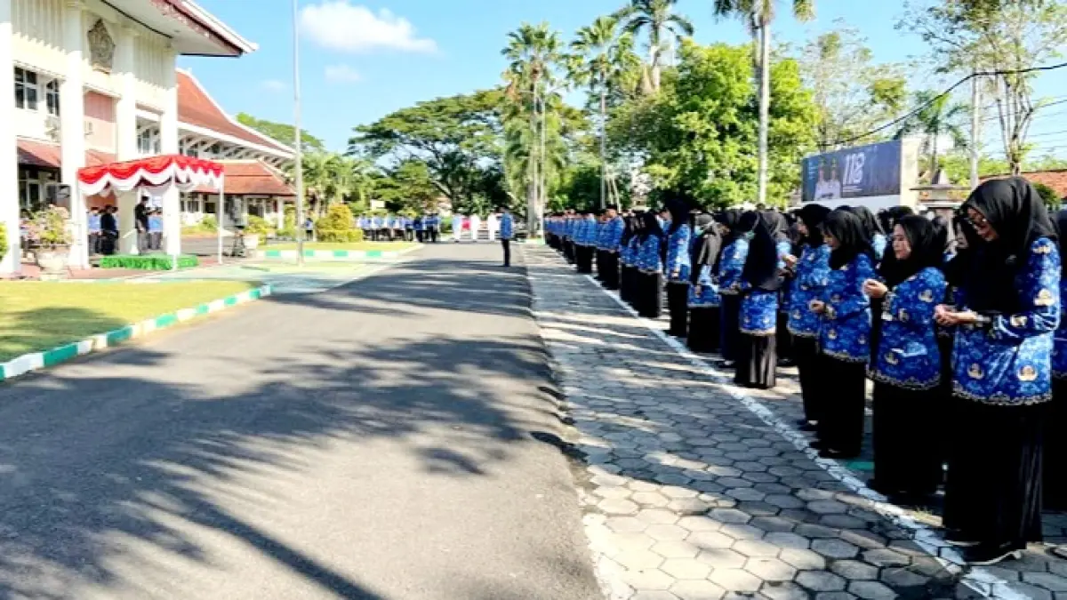 BERDOA: Pegawai di lingkungan Pemkab Pamekasan sedang mengikuti upacara Peringatan Hari Kebangkitan Nasional 2026 di kantor pemkab Rabu (20/5). (M. KHOLIL RAMLI/JPRM)