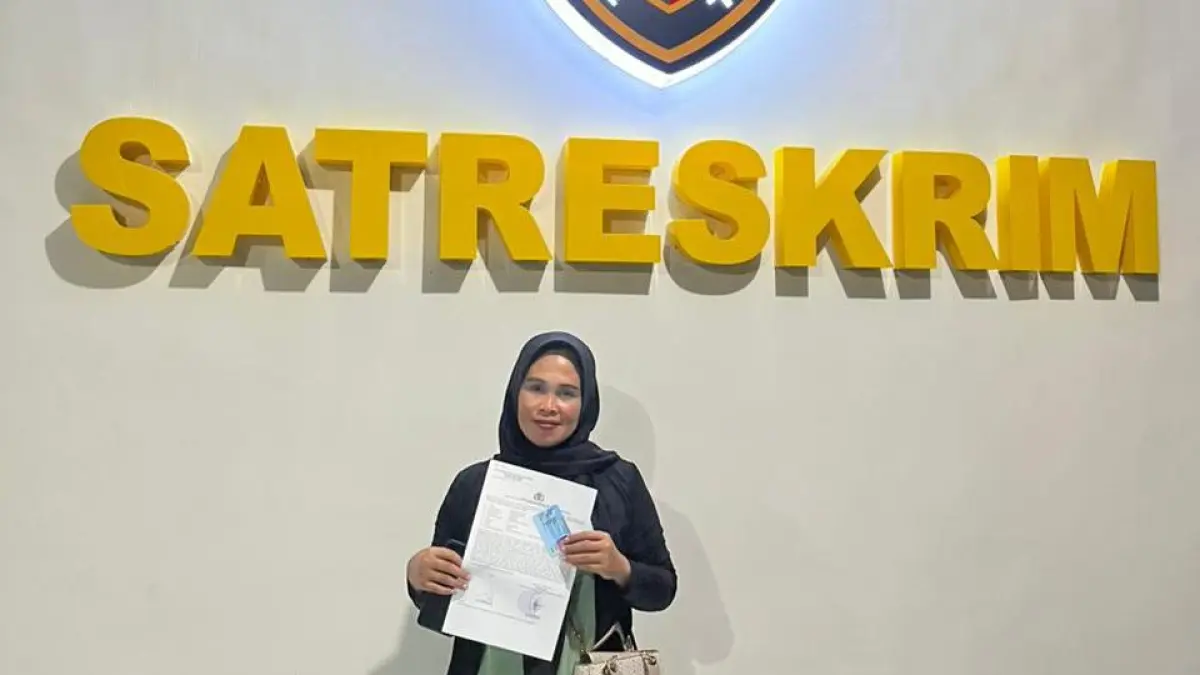 CARI KEADILAN: Pelapor Marjanatul A’la menunjukkan bukti laporan di depan ruang Satreskrim Polres Pamekasan, Sabtu (16/3) malam.