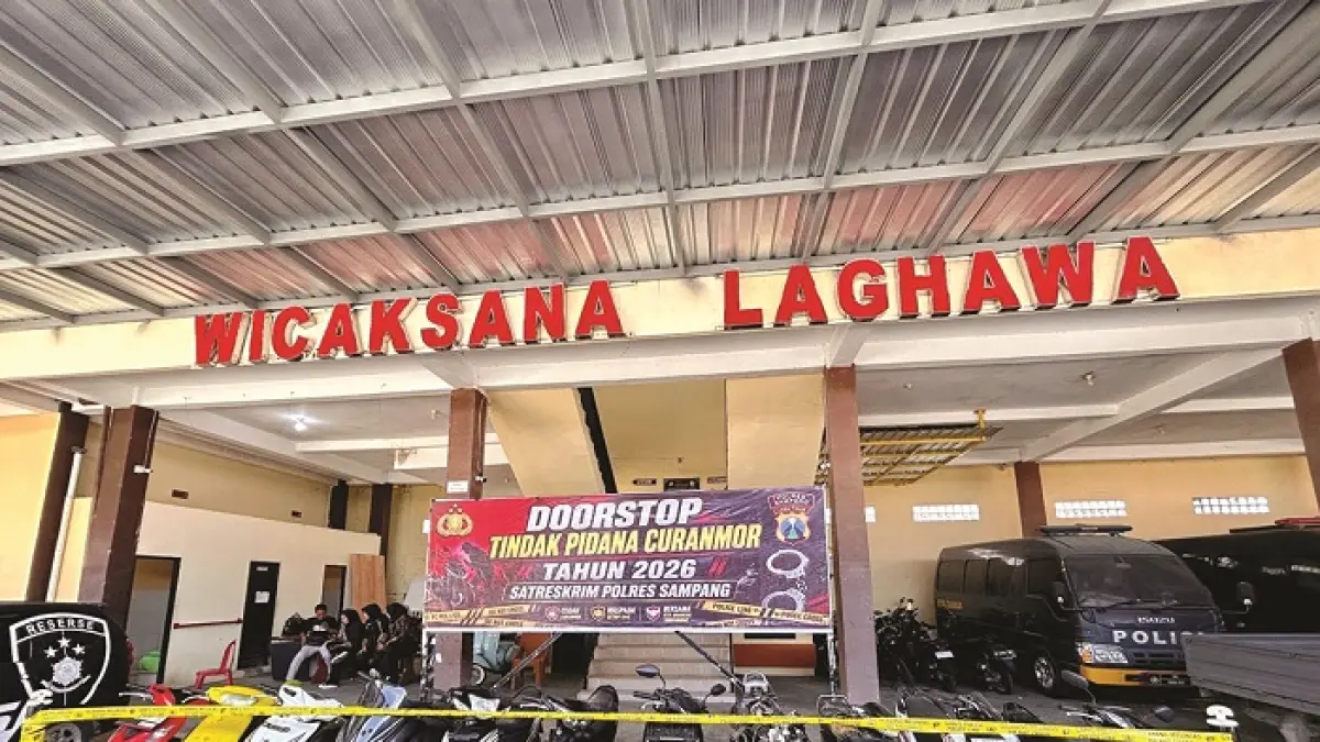 DIAMANKAN: Warga melihat BB ranmor roda dua yang diamankan polisi, di halaman Mapolres Sampang, Senin (18/5).