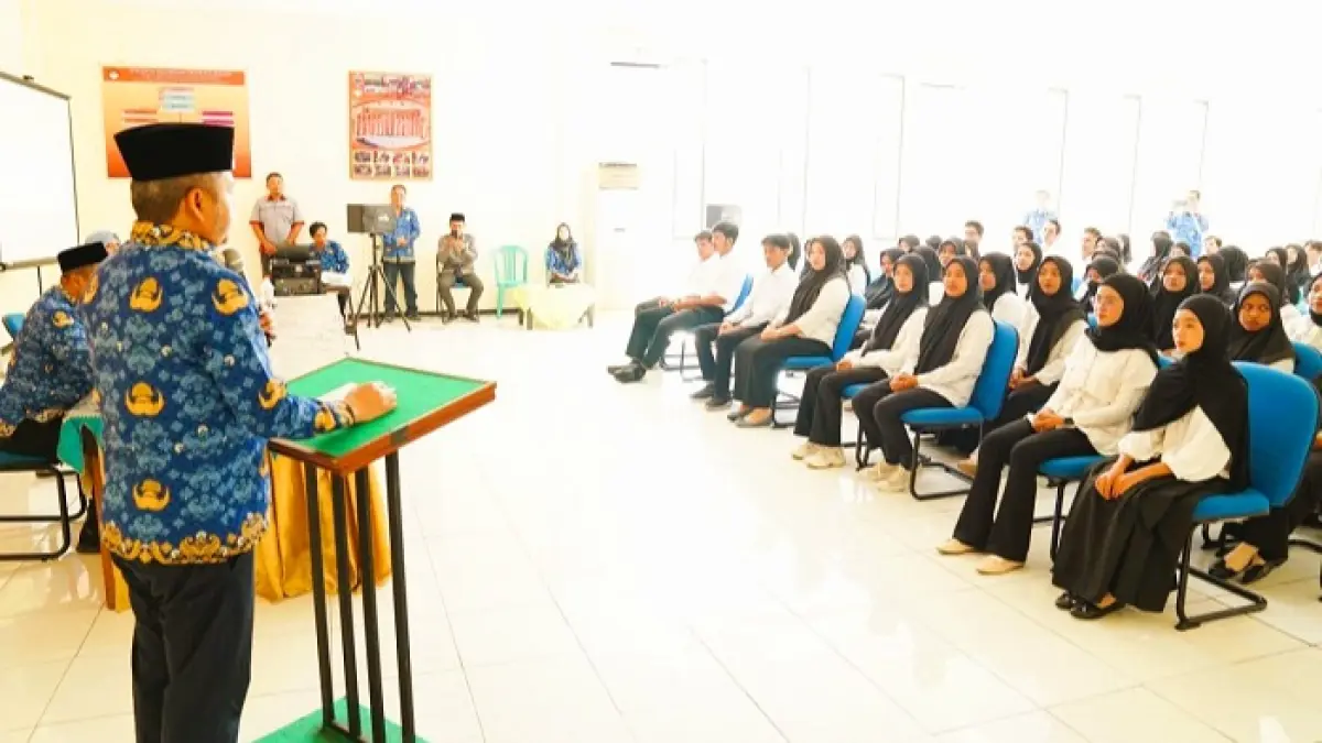 DIMULAI: Wabup Bangkalan Moch. Fauzan Ja’far memberikan arahan saat pembukaan pelatihan kerja di BLK Rabu (20/5). (PROKOPIM UNTUK JPRM)