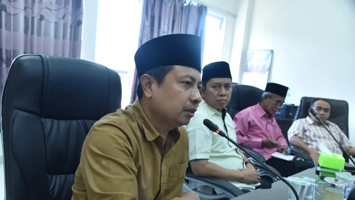 FOKUS: Anggota Komisi IV DPRD Kabupaten Sumenep, M. Asy’ari Muthhar, saat mengikuti rapat di kantor dewan.
