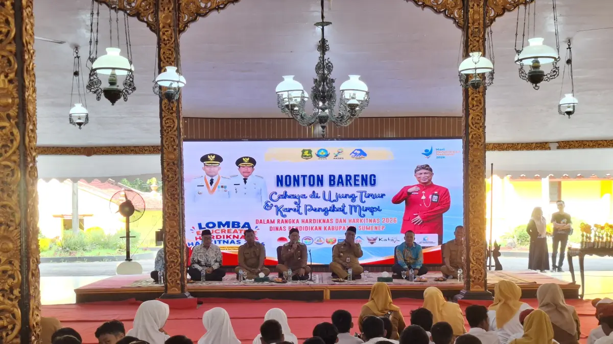 FOKUS: Kepala Dispendik Sumenep, Moh. Iksan, saat memberikan sambutan dalam acara nobar di Pendopo Agung Keraton Sumenep, Selasa (19/5).