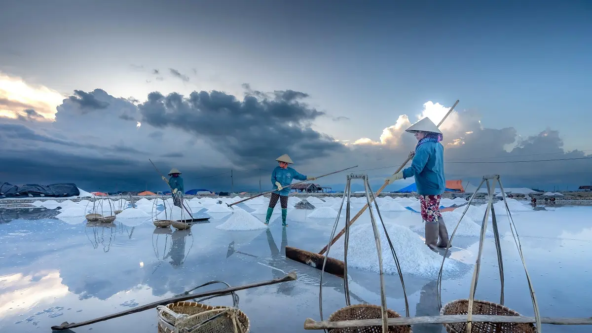 Foto petani garam oleh Quang Nguyen Vinh dari Pexels
