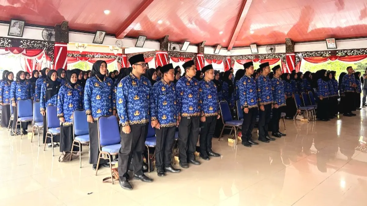 JADI ASN: Abdi negara di lingkungan Pemkab Sampang menerima SK di Pendopo Trunojoyo, Jumat (10/4). (UBAIDILLAHIR RA’IE/JPRM)
