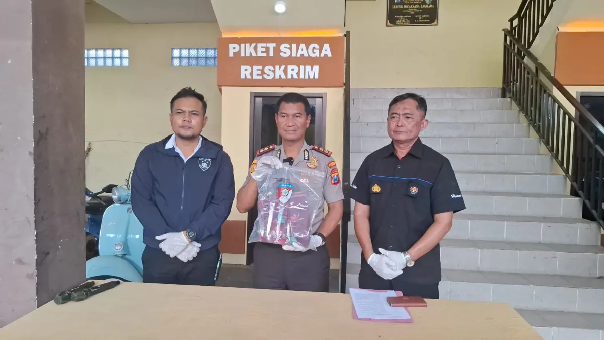 JUMA PERS: Kapolres Sampang AKBP Hartono (tengah) didampingi Ps Kasatreskrim Polres Sampang Iptu Nur Fajri Alim (kiri) dan Kasi Humas Polres Sampang menunjukkan barang bukti (BB) pakaian korban di halaman Polres Sampang, Senin (18/5).