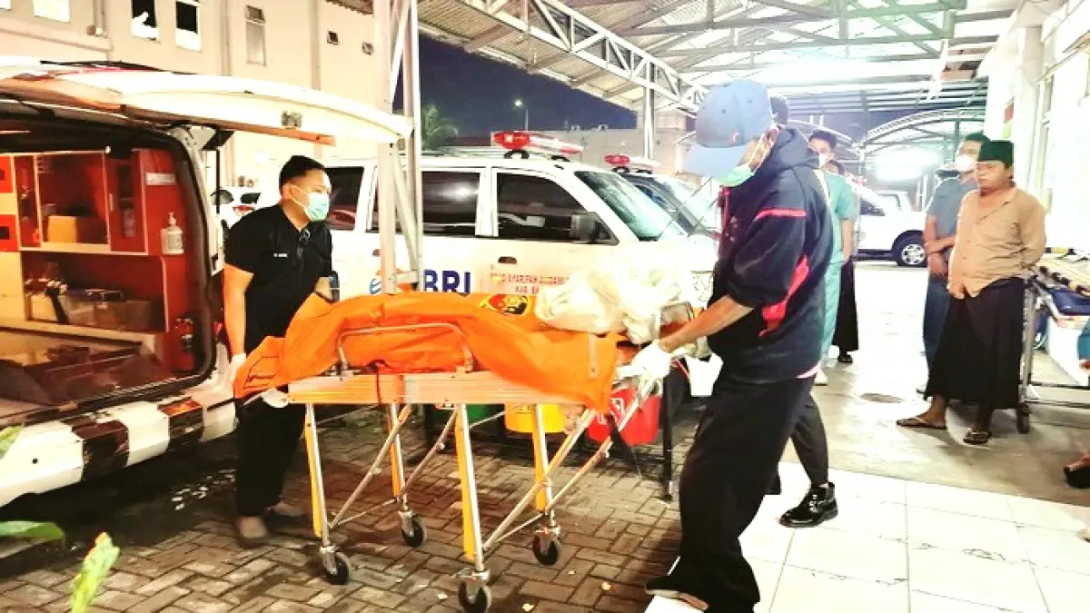 KORBAN PEMBUNUHAN: Petugas mengevakuasi jenazah ABF ke RSUD Syamrabu Bangkalan, Rabu (22/4). (ZEINAL ABIDIN/JPRM)